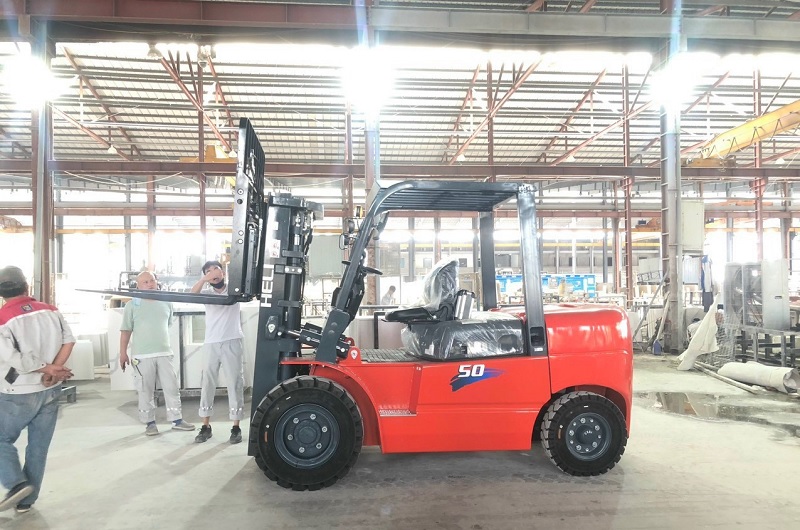 Xe nâng dầu 5 tấn dòng K2 series tại nhà máy sản xuất công nghiệp đá hoa cương Ninh Bình