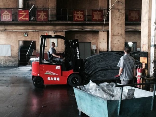 Xe nâng điện Lithium 2.5 tấn tại nhà máy thức ăn chăn nuôi New Hope xe-nang-dien-lithium-2.5-tan-tai-nha-may-thuc-an-chan-nuoi-new-hope