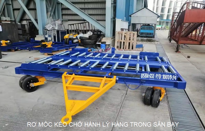 Rơ móc kéo chở hành lý hàng trong sân bay